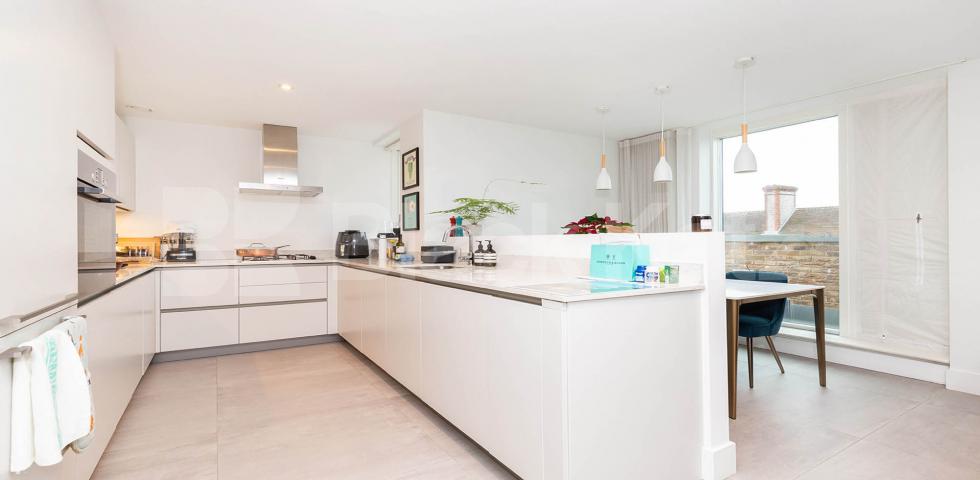 Luxury 2 bed two bath with balcony in a private modern development in Camden.  Cliff Villas, Camden 